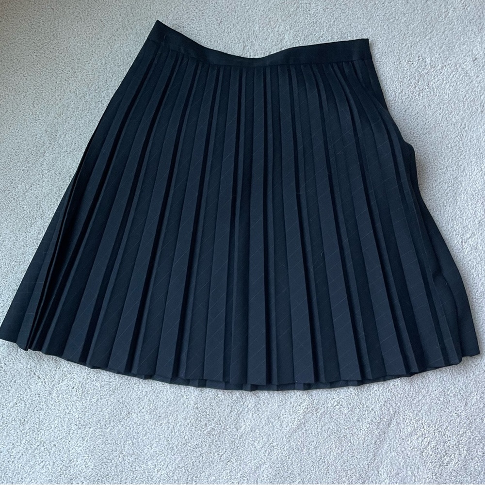 Black Pleated Knee-Length Skirt | LOFT | Size 2 Petite